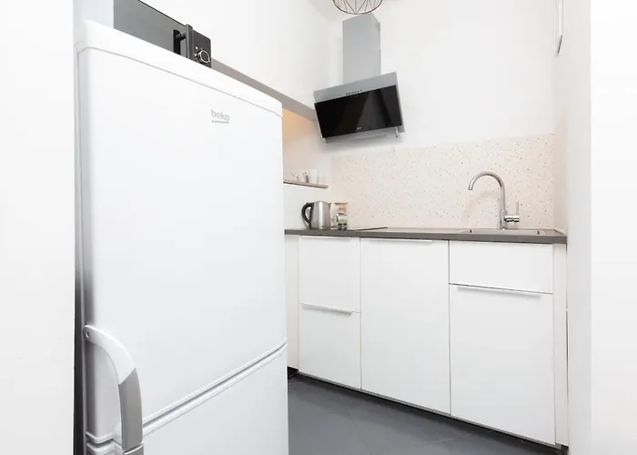 Grzybowska By Renters شقة